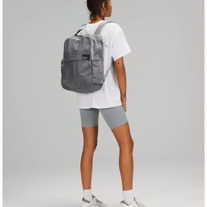 Lululemon Everyday Backpack 2.0 23L
Asphalt Grey/Rhino Grey